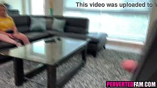 说服金发辣妹继妹来场狂野POV性爱