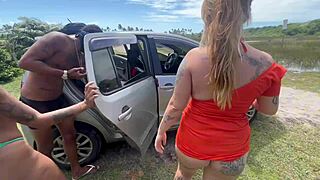 Eu e meus amigos levamos as gostosas para fuder no mato