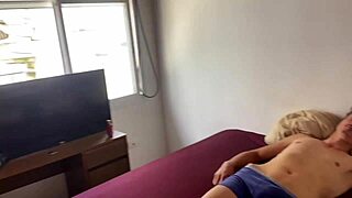 Depois de ser acordado pela minha meia irmã com um boquete meti o pau na puta safada completo no sheer