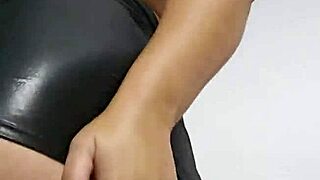 eu saio com essa sainha na rua pra chamar aten��o dos coroa