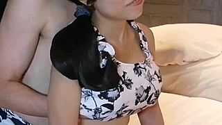 哇，泳装下刺激她的大胸，太爽了！