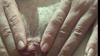 essa novinha puta mostra buceta peluda na rua