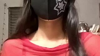 Indian Girl in Steamy Live Sex Video