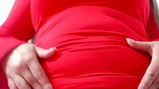 Hey, watch this juicy blonde milf show off huge lips in solo play