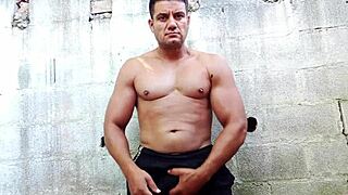 yuri gaucho - brazilian bear handjob cumload!