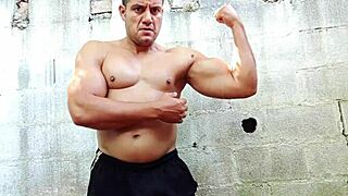 yuri gaucho - brazilian bear handjob cumload!