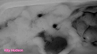 Curvy Kity Hudson Toys Pussy in Bath