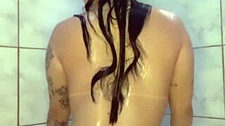 Assisti ela dançar e depois brincar com o cuzinho de baixo do chuveiro