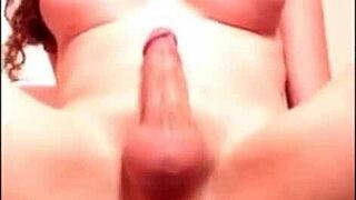 Morena NOVINHA GOSTOSA DA UM CHA DE BUCETA NO TATUADO DOTADO