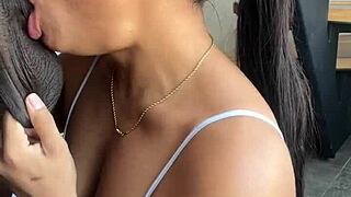 拉丁棕发夫妇玩巨屌口爆和极品打手枪