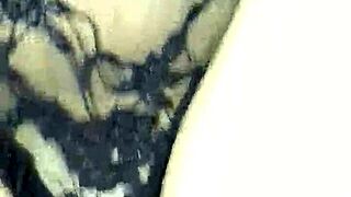 女友臀塞内衣下被操射精玩骚逼