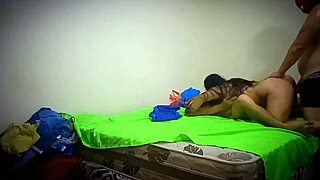 Increíble Madrastra Morenita Sexy Se Deja Follar Por Sus Dos Hijastros Que Le Revientan El Culo Y Dejan Leche En Ese Agujero Sexo Real Casero Amateur