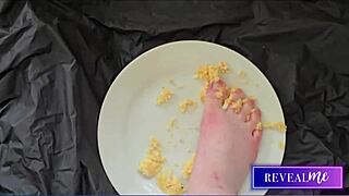 sexy milf reveals her barefoot soles for toe-sucking fantasy delight