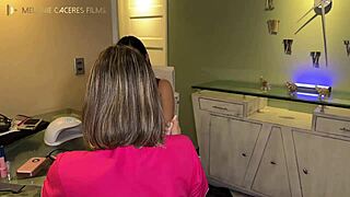 Cachonda esposa se masturba viendo a su esposo con otra, qué caliente!