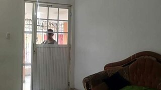 Mi cuñado llega a casa, me seduce y terminamos follando dejándome toda la vagina llena de semen 😈