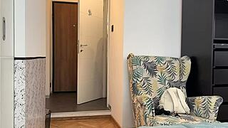 i dropped my towel right in front of the delivery guy, real flash!