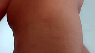 colombiana juega con sus tetas mientras toca su co�o