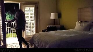 哦！用力肏那个18+小骚货，汽车旅馆门开着！