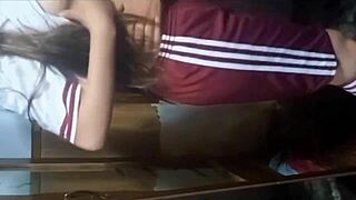 video de estudiante popular en uniforme real casero