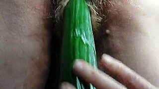 Oma Neukt Harige Kut Met Komkommer