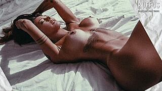 Gostosa Enjoys Two Hard Cocks at Once