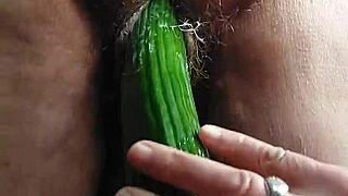 Oma Neukt Oude Harige Kut Met Komkommer