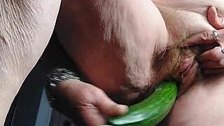 Oma Neukt Oude Harige Kut Met Komkommer