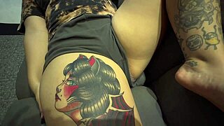 Las compa�eras de mi hermanastra se dejan tocar por m�