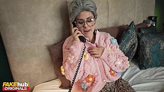 饥渴老熟女说，该脱裤子迎接大鸡巴了