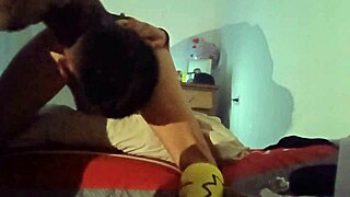 Cuando no hay nadie en casa el tío de mi esposo me folla por el culo