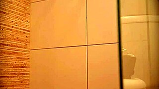 Promotora De Eventos Española Milet Depilándose El Coño Cámara Espía Real