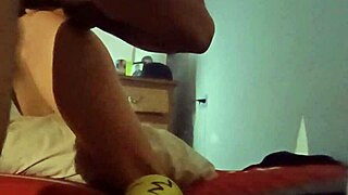 Cuando no hay nadie en casa el tío de mi esposo me folla por el culo