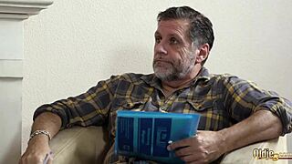 年轻18+妹子三人行吸老男人精液全吞