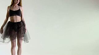 Sexy Girl Demonstrates Amazing Gymnastic Talents