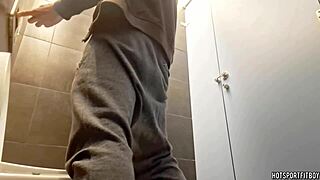 公共厕所冒险撸大屌超刺激