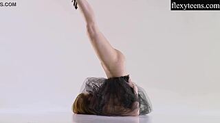 Sexy Girl Demonstrates Amazing Gymnastic Talents