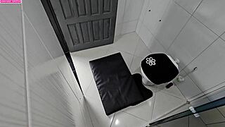 Novinha Tatuada E Flagada Gritando E Dando A Bunda Na Saida Do Banho