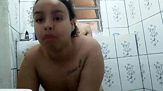 浴室狂干骚货她要逼里中出