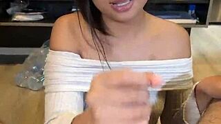 Une Jolie Asiatique de 18 Ans Me Suce et Jjacule Dans Sa Bouche