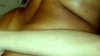 Liberou a esposa milf safada para sentar no novinho