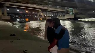 esposa brasileira traindo marido com outro homem na praia arenosa durante exibicionismo