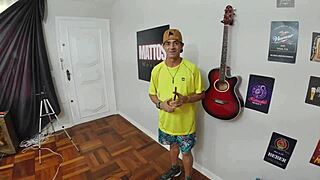 Hey, is the old guy crazy to fuck that skinny big-ass Anãzinha in this wild suruba backstage?