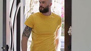 Oh man, this huge dude is ripping that shemale's tight ass apart so roughly!