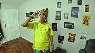 Hey, is the old guy crazy to fuck that skinny big-ass Anãzinha in this wild suruba backstage?