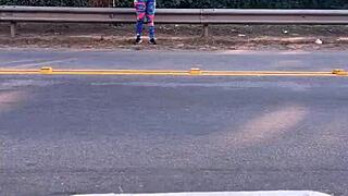 Encontrei Uma Prostituta Na Esquina E Chamei Pra Fazer Boquete! Ela Quis 100 Mas Deu Desconto E Chupou Cabeça No Terreno Baldio!