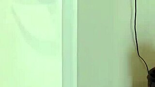 Desci pra pegar um ifood e meu vizinho que tamb�m havia descido me chamou pra fuder - free