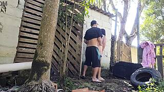 Meu marido saiu e me deixou sozinha com o pedreiro para orçamento 😏 Ele fodeu minha pussy rough ao ar livre!