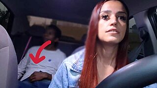 Safada Motorista De Aplicativo Flagra Passageiro Dotado Se Masturbando Por Trás