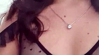 Eu me maquiando e arrumando o cabelo com tes�o quero um safado para me comer e gozar dentro do meu cu!