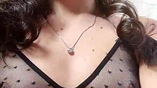 Eu me maquiando e arrumando o cabelo com tes�o quero um safado para me comer e gozar dentro do meu cu!